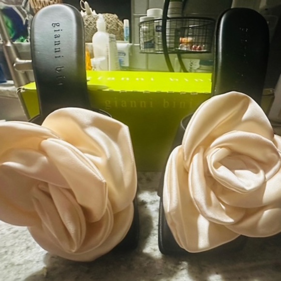 Gianni Bini Brand New Black Pumps with BIG White Bow - Size 9 M - Picture 1 of 11